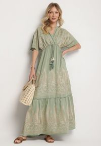 Born2be - Zielona Kopertowa Sukienka z Wiskozy Zdobiona Frędzlami i Metalicznym Haftem Redeirae. Okazja: na spacer, na co dzień. Typ kołnierza: dekolt w serek. Kolor: zielony. Materiał: wiskoza. Wzór: aplikacja, haft. Typ sukienki: kopertowe. Styl: casual, klasyczny #6