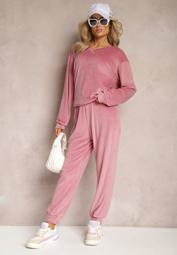 Renee - Różowy Komplet Dresowy z Weluru Luźna Bluza z Dekoltem w V i Elastyczne Spodnie z Kieszeniami Esparkia. Kolor: różowy. Materiał: dresówka, welur