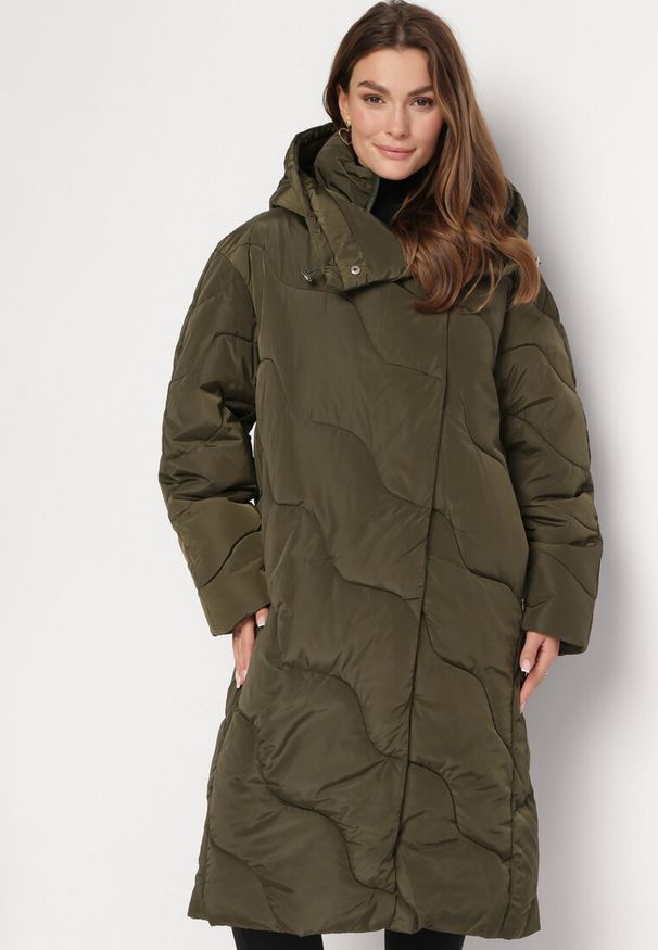 Born2be - Zielona Długa Kurtka Płaszcz z Nieodpinanym Kapturem Ozdobiona Pikowaniem Nenzova. Kolor: zielony. Długość: długie. Wzór: aplikacja. Sezon: zima
