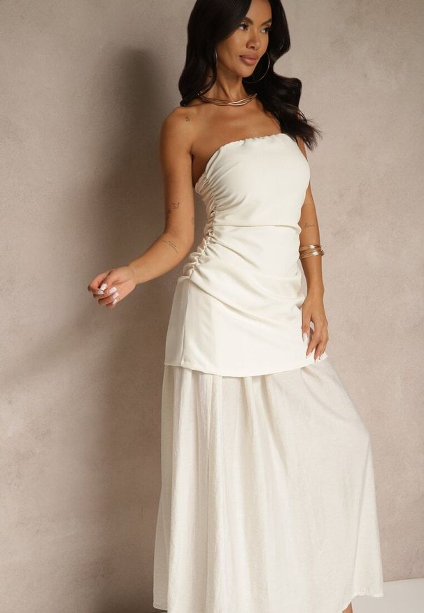 Renee - Beżowa Sukienka Koktajlowa z Dekoltem Bandeau Ozdobiona Marszczeniem Folimmea. Okazja: na ślub cywilny, na wesele. Kolor: beżowy. Wzór: aplikacja. Styl: wizytowy