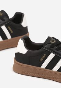Renee - Czarno-Białe Sneakersy Sportowe z Ozdobnymi Paskami i Przeszyciami Wenilan. Okazja: na co dzień. Zapięcie: pasek. Kolor: czarny. Materiał: jeans. Wzór: paski. Obcas: na płaskiej podeszwie