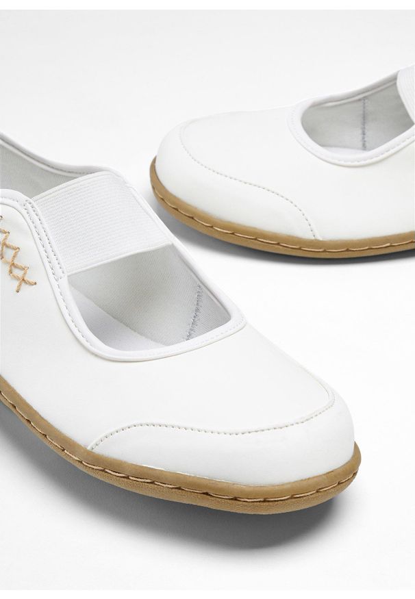 bonprix - Baleriny w stylu Mary Jane. Zapięcie: pasek. Kolor: biały. Styl: elegancki
