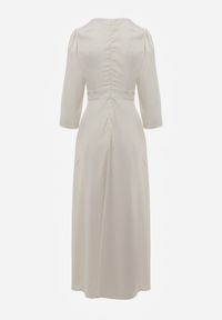 Renee - Jasnobeżowa Elegancka Sukienka o Kopertowym Kroju Zdobiona Aplikacją w Talii Zilendra. Kolor: beżowy. Wzór: aplikacja. Typ sukienki: kopertowe. Styl: elegancki #5