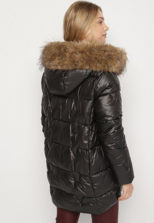 Born2be - Czarna Kurtka z Pikowanymi Przeszyciami i Kapturem z Futrem Azinga. Okazja: na spacer. Typ kołnierza: golf. Kolekcja: plus size. Kolor: czarny. Materiał: futro. Styl: elegancki