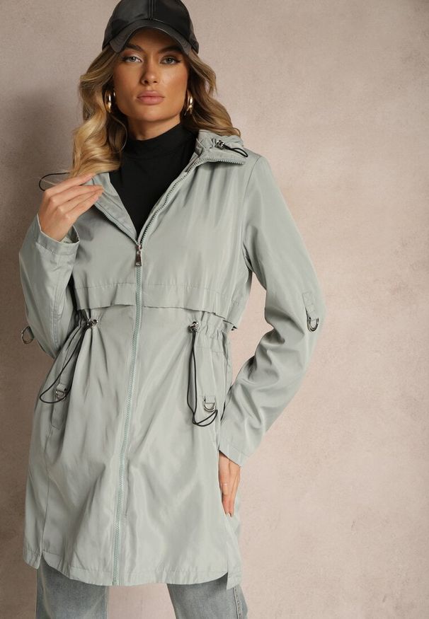Renee - Jasnoniebieska Kurtka Parka z Odpinanym Kapturem i Troczkiem w Talii Labiana. Okazja: na spacer. Kolor: zielony. Materiał: jeans