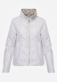 Born2be - Biała Dwustronna Kurtka Pikowana Ozdobiona Naszywką i Panterką Nemopis. Okazja: na co dzień. Kolor: biały. Materiał: jeans. Wzór: motyw zwierzęcy, aplikacja. Styl: casual #2