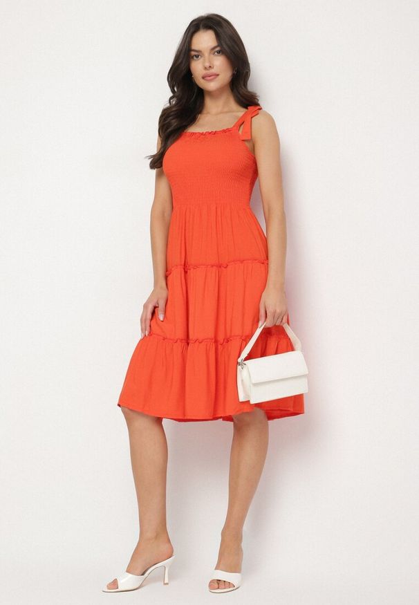 Born2be - Pomarańczowa Rozkloszowana Sukienka z Wiskozą na Wiązanych Ramiączkach Aralisse. Okazja: na co dzień. Typ kołnierza: dekolt kwadratowy. Kolor: pomarańczowy. Materiał: wiskoza. Długość rękawa: na ramiączkach. Typ sukienki: rozkloszowane. Styl: casual, klasyczny