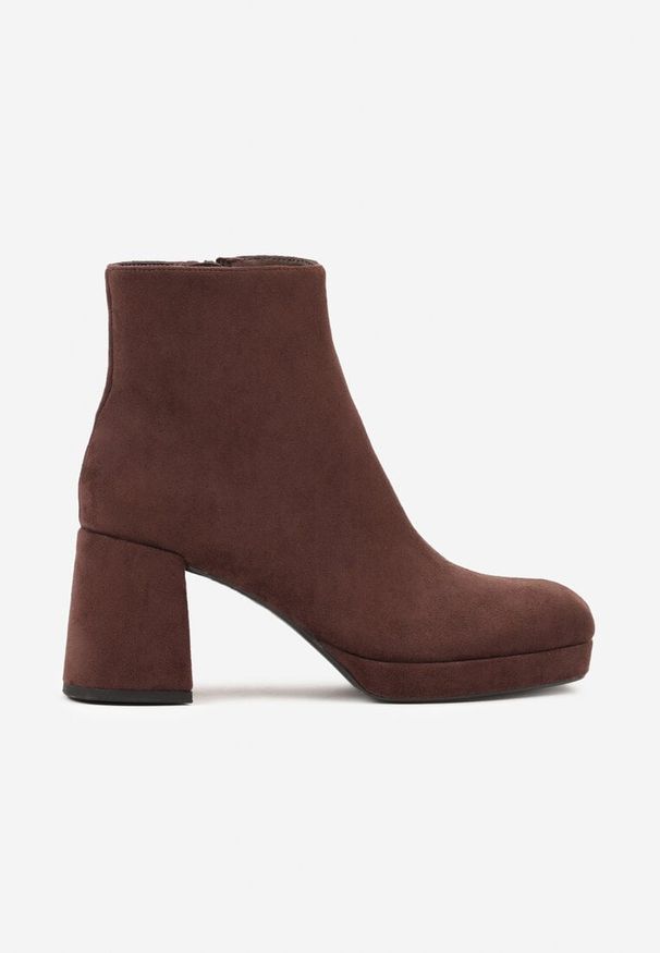 Renee - Brązowe Botki Vices do Kostki z Imitacji Zamszu na Słupkowym Obcasie Vedvira. Okazja: na co dzień. Kolor: brązowy. Materiał: zamsz. Obcas: na obcasie. Styl: elegancki, casual. Wysokość obcasa: średni