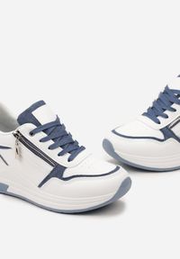 Renee - Biało-Niebieskie Sneakersy z Metaliczną i Brokatową Wstawką na Koturnie Neomalle. Kolor: biały. Obcas: na koturnie #3
