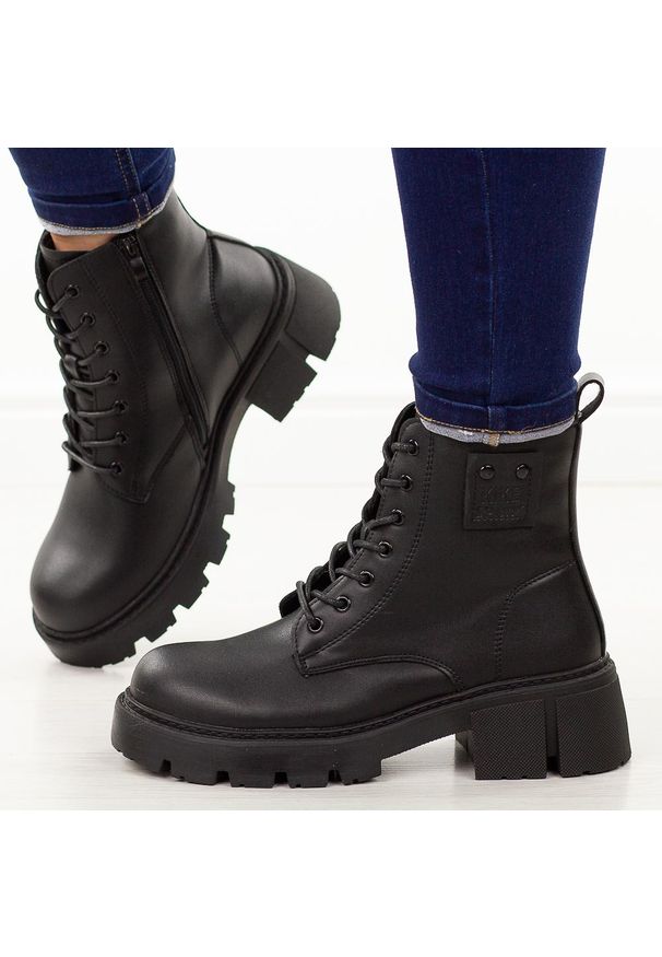 Czarne skórzane botki damskie na traperze Cambell 71304. Okazja: na spacer, na co dzień. Nosek buta: okrągły. Kolor: czarny. Materiał: skóra. Szerokość cholewki: normalna. Sezon: zima, jesień. Obcas: na platformie. Styl: elegancki, casual, klasyczny