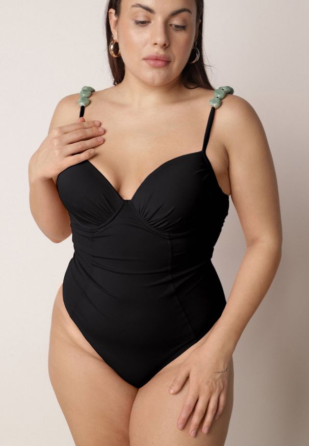 Born2be - Czarny Strój Kąpielowy Ozdobiony Kamieniami Medorise. Kolekcja: plus size. Kolor: czarny. Wzór: aplikacja