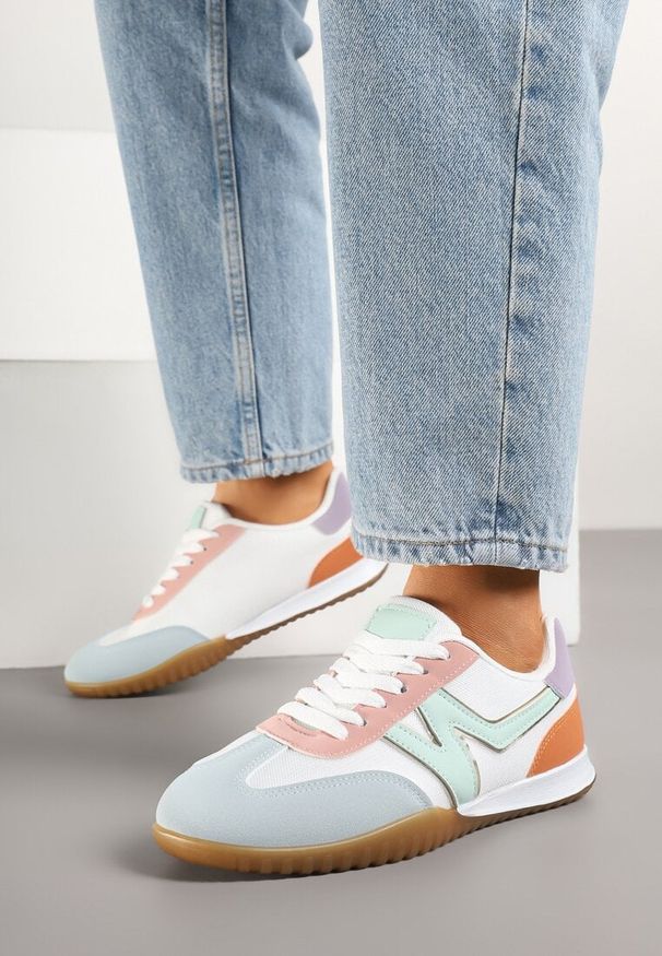 Renee - Biało-Niebieskie Sneakersy w Stylu Tenisówek Ozdobione Naszywką Tanelis. Kolor: biały. Materiał: jeans. Wzór: aplikacja