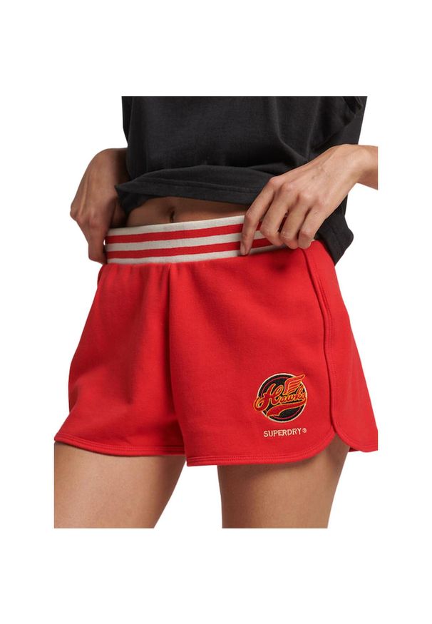 Spodenki sportowe damskie Superdry Vintage Colegiate. Kolor: czerwony. Materiał: poliester, bawełna. Długość: krótkie