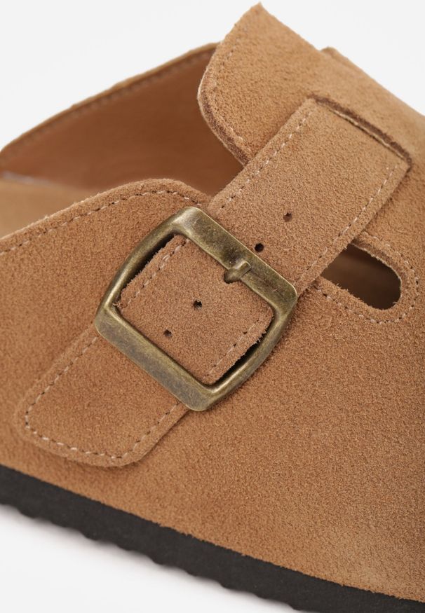 Born2be - Jasnobrązowe Zamszowe Klapki w Stylu Chodaków Ozdobione Klamrą Irinania. Okazja: na co dzień. Kolor: brązowy. Materiał: zamsz. Wzór: aplikacja. Styl: casual