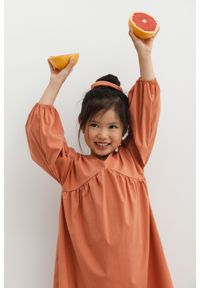 Marsala - MINI sukienka o luźnym kroju w kolorze FOXY ORANGE - RAYA-104-110 (4-5). Typ kołnierza: dekolt w kształcie V. Kolor: pomarańczowy. Materiał: elastan, bawełna, poliester. Długość: mini