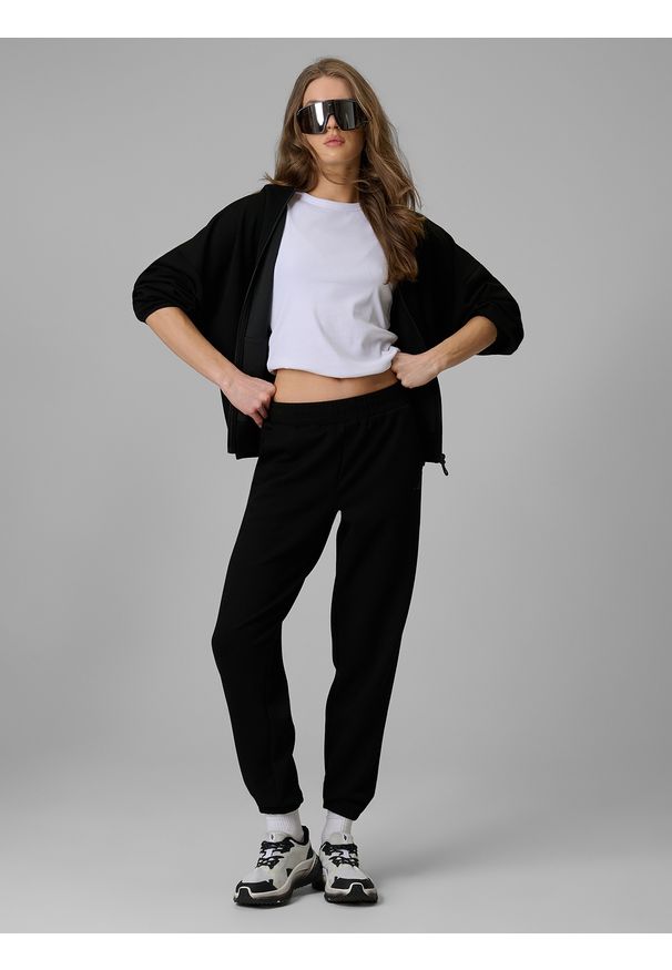 4f - 4F Spodnie dresowe joggery damskie - czarne S. Stan: podwyższony. Kolor: czarny. Materiał: dresówka. Długość: do kostek