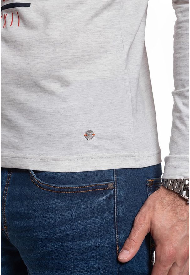 Mustang - LONGSLEEVE MUSTANG Adrian C Print 1008952 2064. Długość rękawa: długi rękaw. Długość: długie. Wzór: nadruk