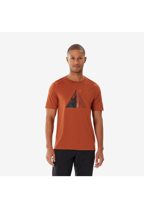quechua - Koszulka turystyczna męska z krótkim rękawem Quechua MH500. Kolor: wielokolorowy, pomarańczowy, brązowy. Materiał: poliester, materiał. Długość rękawa: krótki rękaw. Długość: krótkie. Sport: turystyka piesza