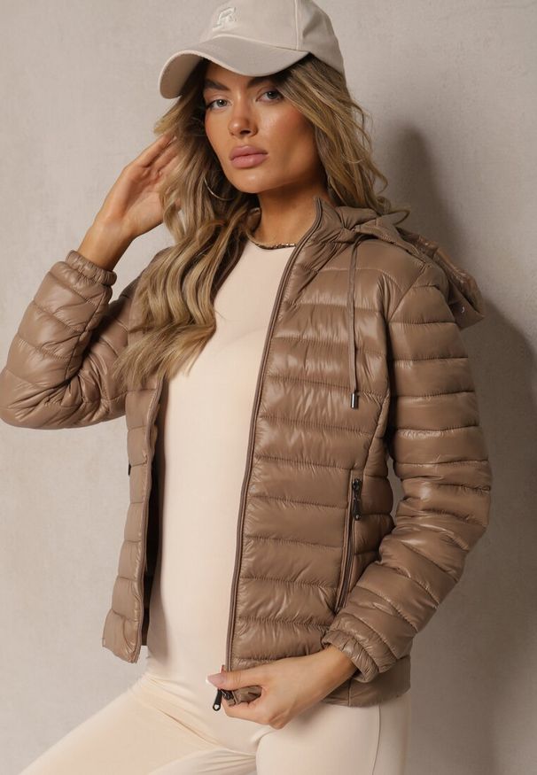 Renee - Ciemnobeżowa Pikowana Kurtka z Odpinanym Kapturem Telianna. Kolor: beżowy. Styl: elegancki