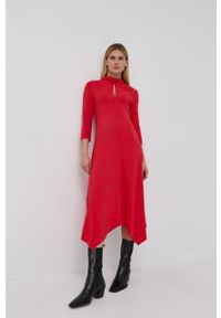 Liviana Conti - Sukienka. Typ kołnierza: kołnierzyk stójkowy. Kolor: czerwony. Materiał: tkanina. Wzór: gładki. Typ sukienki: rozkloszowane, asymetryczne #1