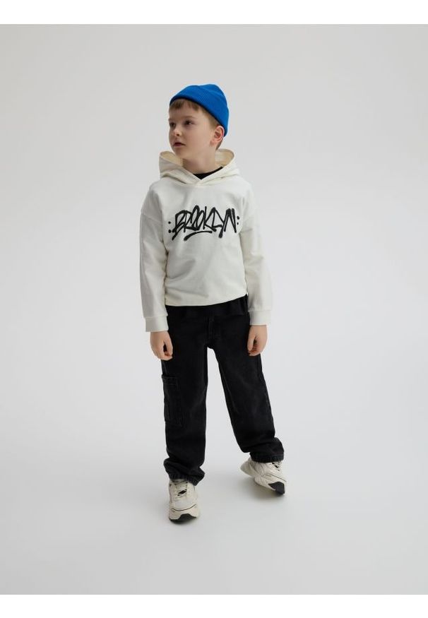 Reserved - Bawełniana bluza z nadrukiem - złamana biel. Materiał: bawełna. Wzór: nadruk