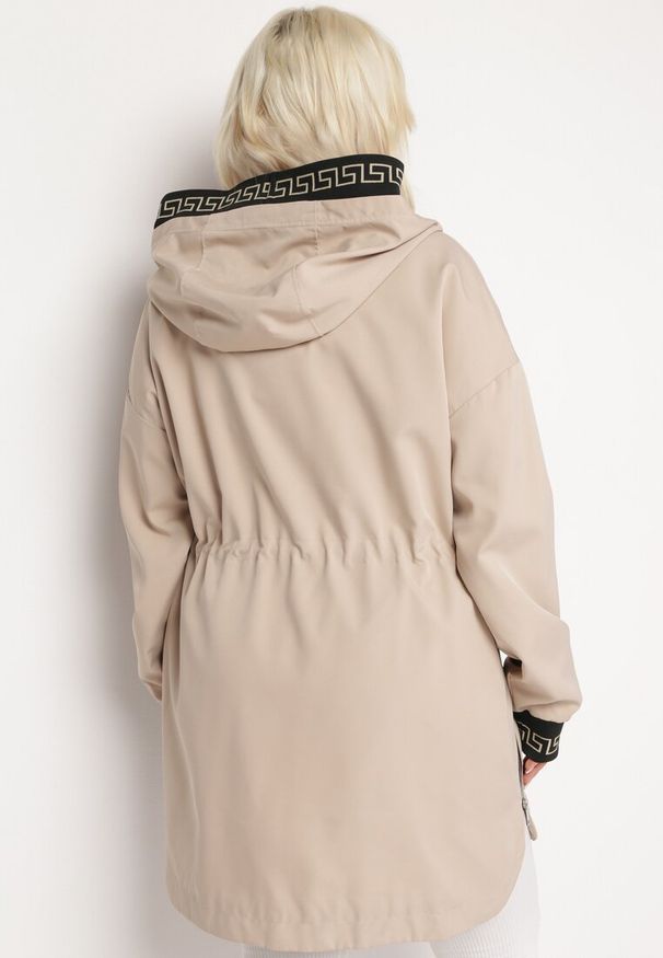 Born2be - Beżowa Kurtka o Fasonie Parki z Metalicznym Wzorem na Kapturze i Rękawach Anelvi. Typ kołnierza: kaptur. Kolekcja: plus size. Kolor: beżowy. Styl: klasyczny
