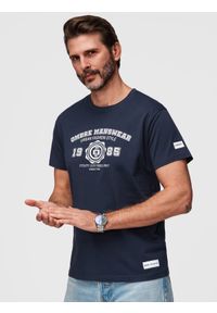 Ombre Clothing - Bawełniany t-shirt męski z nadrukiem w stylu college – granatowy V3 - Rozmiar: L. Okazja: na co dzień, na spacer. Kolor: niebieski. Materiał: bawełna. Długość rękawa: krótki rękaw. Długość: krótkie. Wzór: nadruk. Styl: casual #1