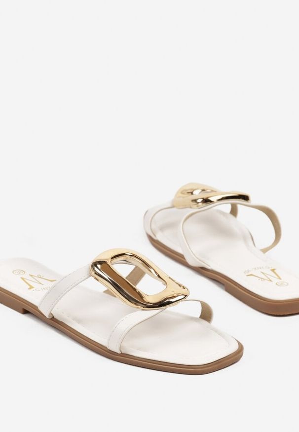 Born2be - Białe Klapki z Ozdobną Klamrą na Cienkich Paseczkach Davivione. Okazja: na co dzień. Kolor: biały. Obcas: na obcasie. Styl: elegancki, casual. Wysokość obcasa: niski