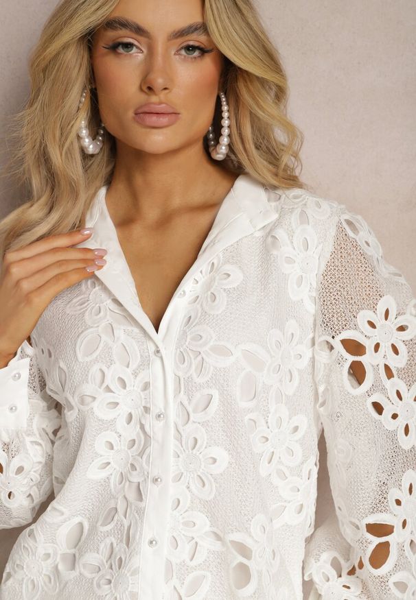 Renee - Biała Ażurowa Koszula z Bufiastymi Rękawami w Kwiaty Rarona. Okazja: na co dzień. Kolor: biały. Materiał: tkanina, koronka. Długość: długie. Wzór: ażurowy, kwiaty. Sezon: lato. Styl: casual