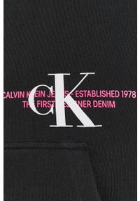 Calvin Klein Jeans - Bluza bawełniana. Typ kołnierza: kaptur. Kolor: czarny. Materiał: bawełna. Wzór: nadruk #2