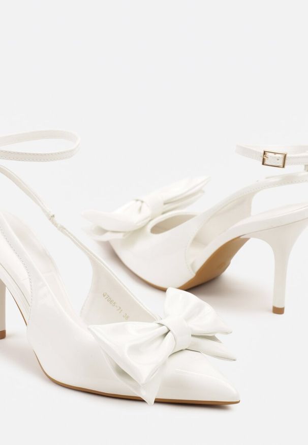 Born2be - Białe Sandały na Obcasie Vices z Lakierowanej Skóry z Ozdobną Kokardką Florozia. Okazja: na wesele, na ślub cywilny. Zapięcie: bez zapięcia. Kolor: biały. Materiał: skóra, lakier. Obcas: na obcasie. Styl: klasyczny, elegancki. Wysokość obcasa: średni