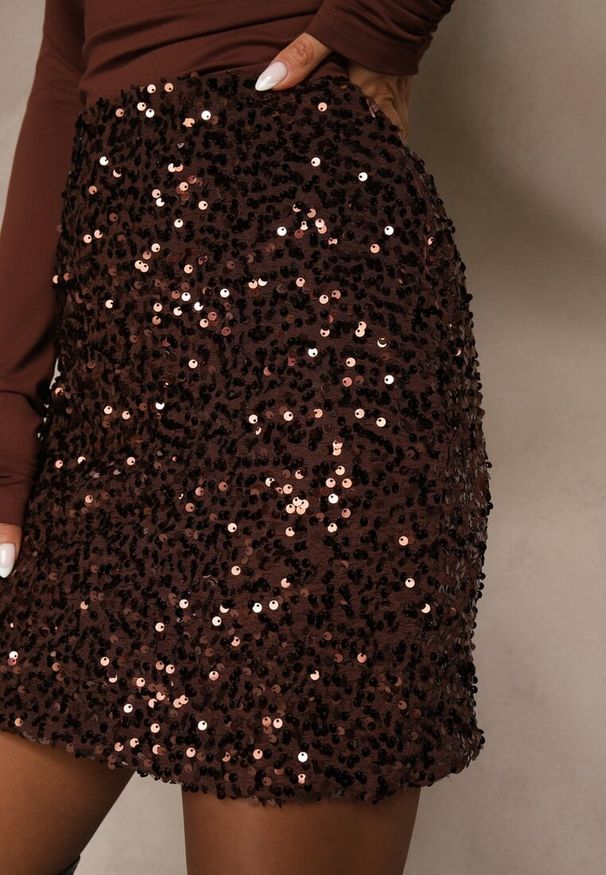 Renee - Brązowa Spódnica z Cekinami o Kroju Ołówkowym Idiluna. Okazja: na imprezę, na co dzień. Kolor: brązowy. Styl: casual, klasyczny