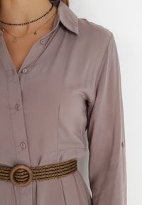 Born2be - Ciemnobeżowa Sukienka Controllable. Okazja: na co dzień. Kolor: beżowy. Długość rękawa: długi rękaw. Typ sukienki: rozkloszowane, szmizjerki. Styl: casual, klasyczny. Długość: maxi #5