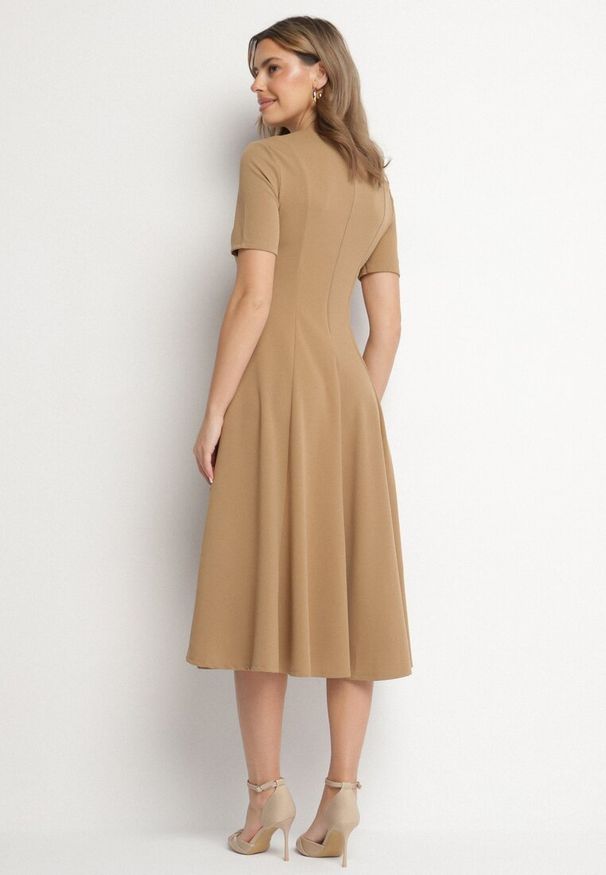 Born2be - Ciemnobeżowa Sukienka Rozkloszowana z Taliowaniem Telorwena. Okazja: na randkę, na ślub cywilny, na wesele. Kolor: beżowy. Długość rękawa: krótki rękaw. Styl: klasyczny