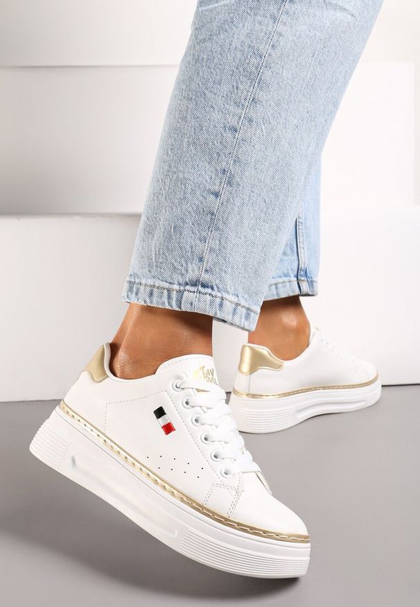 Born2be - Biało-Złote Sneakersy na Platformie z Klasycznym Sznurowaniem i Kontrastową Lamówką Airuqa. Nosek buta: okrągły. Zapięcie: sznurówki. Kolor: biały. Obcas: na platformie. Wysokość obcasa: niski