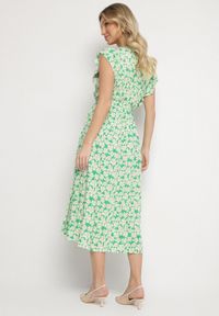 Born2be - Zielona Bawełniana Sukienka w Kwiatki o Rozkloszowanym Kroju z Gumką Alanilia. Okazja: na co dzień. Typ kołnierza: dekolt w kształcie V. Kolor: zielony. Wzór: kwiaty. Typ sukienki: rozkloszowane. Materiał: bawełna. Długość rękawa: krótki rękaw. Sezon: wiosna, lato. Styl: casual, elegancki #2