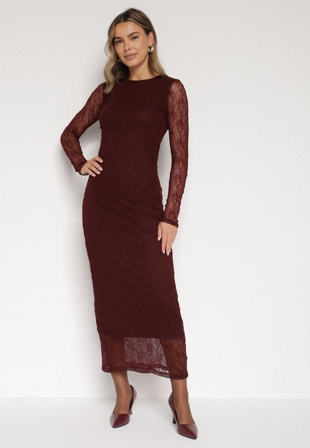 Born2be - Bordowa Dopasowana Sukienka Koronkowa z Długim Rękawem Zenika. Kolor: czerwony. Materiał: koronka. Długość rękawa: długi rękaw. Wzór: koronka. Sezon: wiosna, zima, jesień. Styl: elegancki