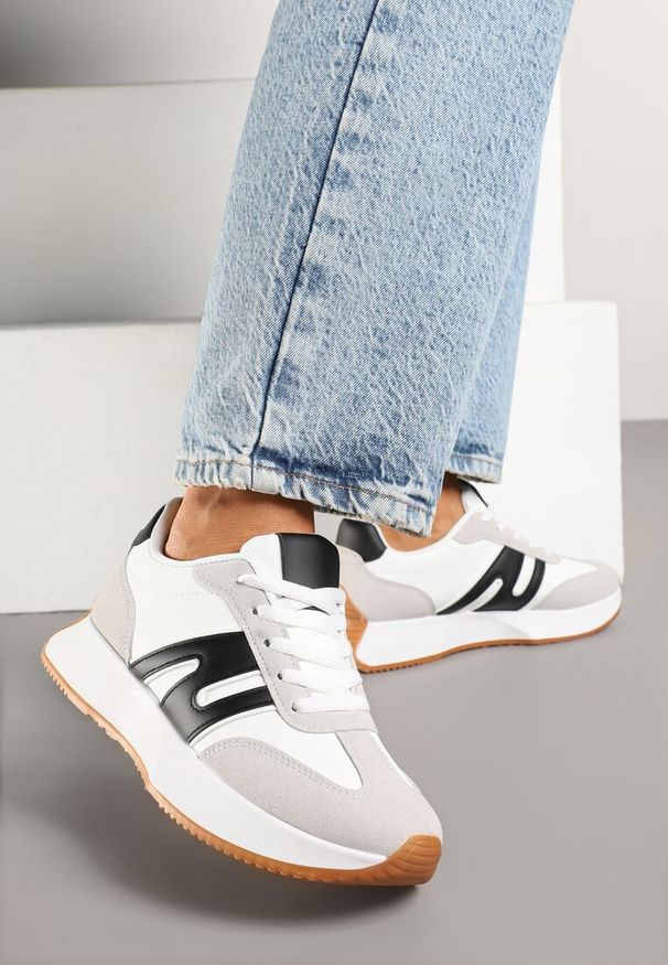 Born2be - Biało-Czarne Sneakersy z Geometrycznym Wzorem Avisella. Okazja: na co dzień. Kolor: biały. Materiał: jeans. Wzór: geometria