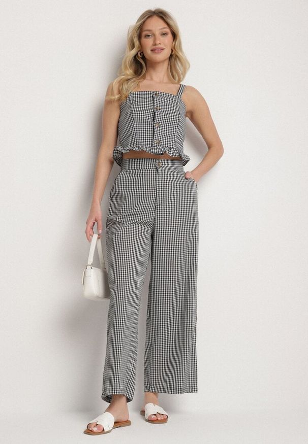 Born2be - Czarna Bluzka Top ze Wzorem Kraty Ozdobiony Falbanką i Guzikami Folorae. Okazja: na co dzień. Kolor: czarny. Materiał: jeans. Długość rękawa: na ramiączkach. Długość: krótkie. Wzór: aplikacja. Styl: elegancki, casual