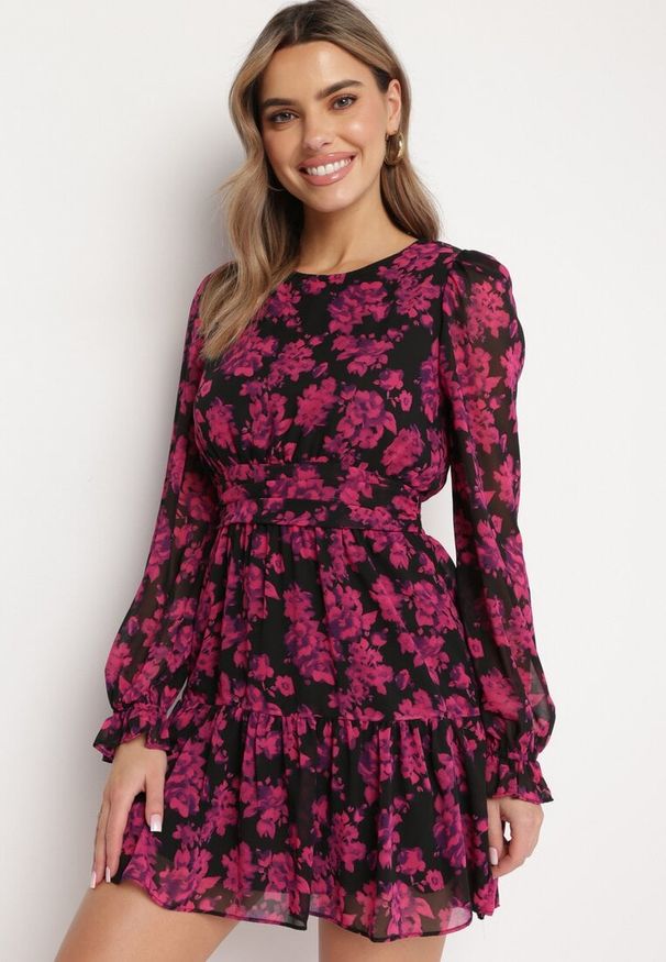 Born2be - Różowa Rozkloszowana Mini Sukienka w Kwiaty Ozdobiona Falbankami Jumiza. Typ kołnierza: kołnierz z falbankami. Kolor: różowy. Wzór: aplikacja, kwiaty. Długość: mini