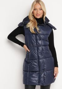 Born2be - Granatowa Kamizelka o Długim Pikowanym Fasonie z Odpinanym Kapturem Glonte. Okazja: na co dzień. Kolor: niebieski. Materiał: tkanina, materiał. Długość: długie. Styl: casual, klasyczny #5