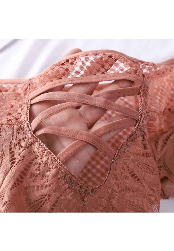 Intica - Majtki koronkowe z wysokim stanem modelujące sylwetkę Hiema. Stan: podwyższony. Kolor: czarny. Materiał: koronka. Wzór: koronka