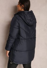 Renee - Granatowa Kurtka Pikowana Sabrino. Kolekcja: plus size. Kolor: niebieski. Materiał: materiał. Długość rękawa: długi rękaw. Długość: długie #6