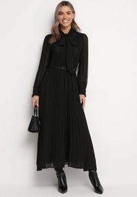 Born2be - Czarna Rozkloszowana Sukienka Maxi z Plisowanym Dołem i Paskiem Brofilla. Okazja: na co dzień. Kolor: czarny. Materiał: poliester, materiał, koronka. Wzór: aplikacja, koronka. Styl: casual, klasyczny. Długość: maxi #4