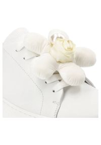 CheBello - Białe Eleganckie Sneakersy Chebello Z Ozdobnym Kwiatem. Zapięcie: bez zapięcia. Kolor: biały. Materiał: skóra. Wzór: kwiaty #3