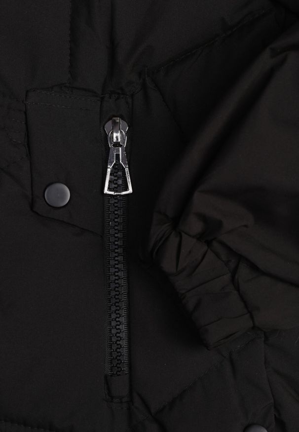 Born2be - Czarna Pikowana Kurtka z Kapturem Rękawy Zakończone Gumką Liliaz. Okazja: na co dzień, do pracy, na spotkanie biznesowe, na spacer. Typ kołnierza: kaptur. Kolor: czarny. Materiał: jeans. Styl: casual, biznesowy, elegancki