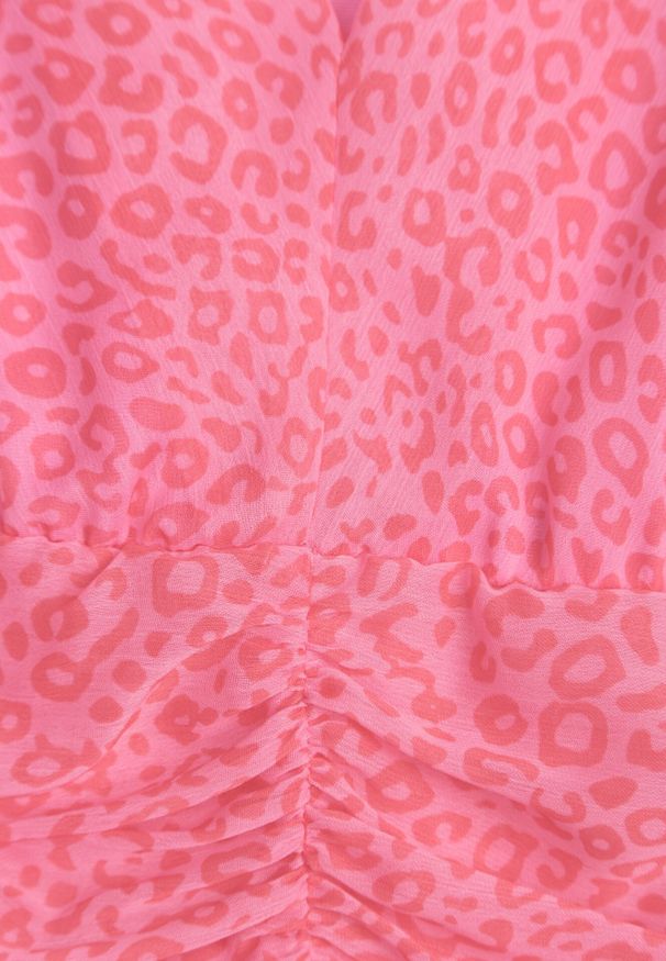 Born2be - Różowa Taliowana Sukienka Mini z Głębokim Dekoltem i Gumkami w Pasie Neetho. Kolor: różowy. Długość rękawa: krótki rękaw. Sezon: wiosna, lato. Długość: mini