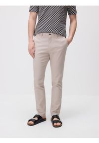 Reserved - Spodnie chino slim fit - beżowy. Kolor: beżowy. Materiał: bawełna