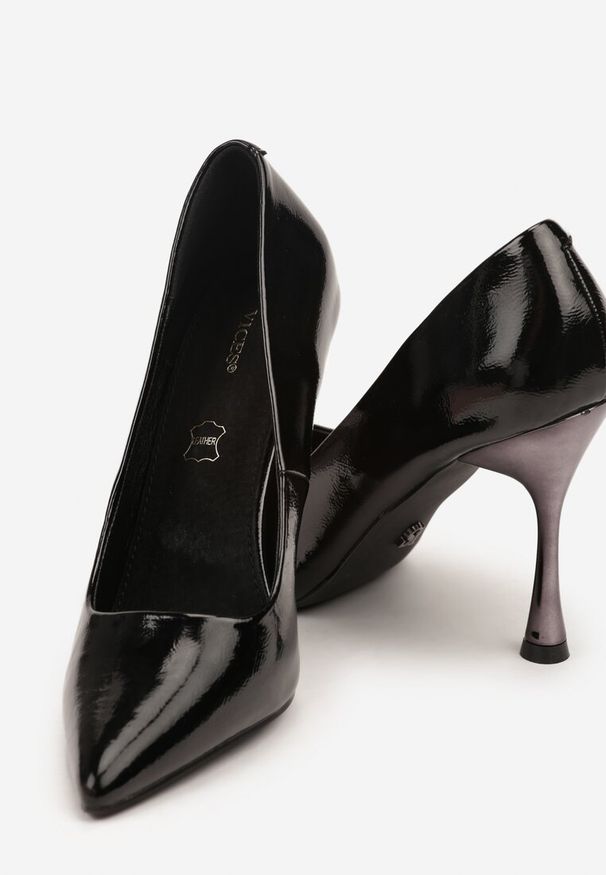 Renee - Czarne Szpilki Vices na Klepsydrze z Wkładką ze Skóry Naturalnej Zitene. Okazja: do pracy, na wesele, na spotkanie biznesowe, na ślub cywilny. Nosek buta: szpiczasty. Kolor: czarny. Materiał: skóra. Obcas: na szpilce. Styl: biznesowy, klasyczny. Wysokość obcasa: średni