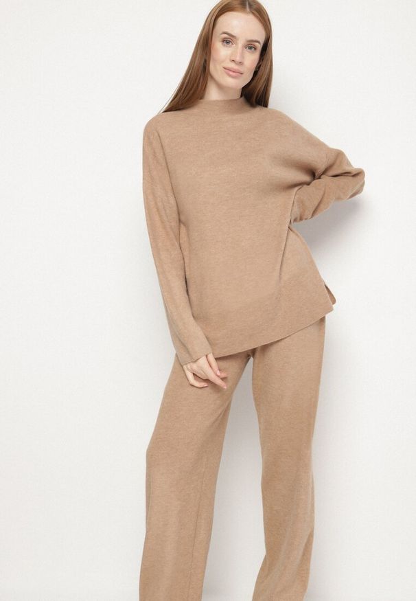 Born2be - Ciemnobeżowy Dzianinowy Komplet z Wełną Spodnie i Sweter Tesira. Kolor: beżowy. Materiał: dzianina, wełna